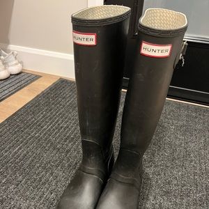 SOLD Black hunter boots x2 socks - black and white pairs